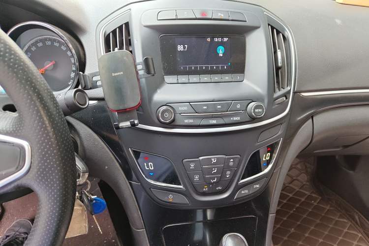 Used Buick Regal 2015 1.6T Leading Technology Model Audio And AC Panel