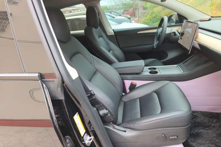 Used Tesla Model Y 2021 Standard Range Rear-Wheel Drive Version Right Front Seat