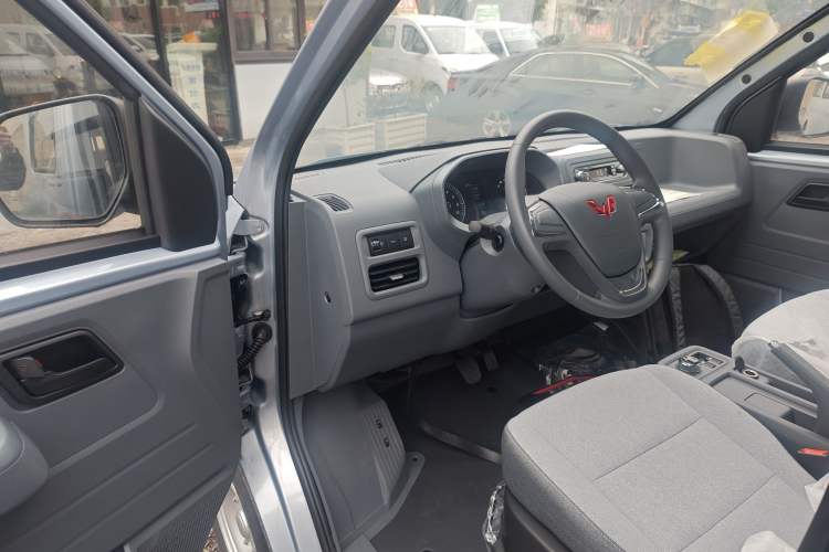 Used Wuling Yangguang 2024 300KM Comfort Version Passenger Van 75kW
