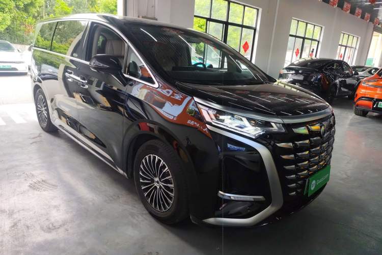 Used Denza D9 2024 DM-i 1050 Luxury Model Front Right 45 Deg