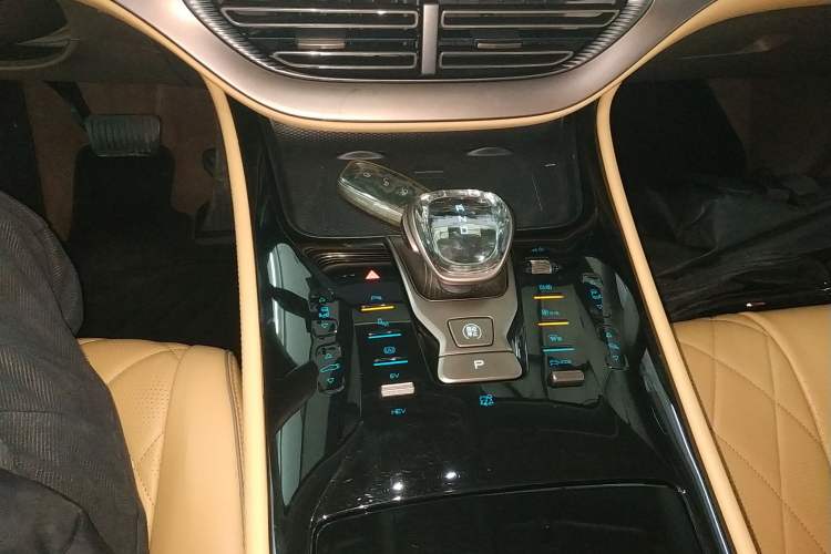 Used Denza D9 2022 DM-i 1040 Prestige Model