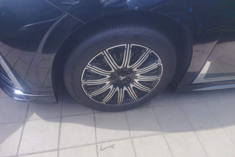 Used VOYAH Dream 2025 EV Four-Wheel Drive Prestige Kunpeng Edition Exterior 4