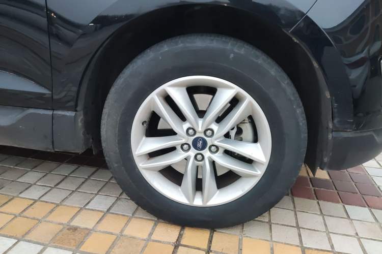 Used Ford Edge 2016 EcoBoost 245 Two-Wheel-Drive Platinum Edition 7-Seater Right Front Wheel Hub