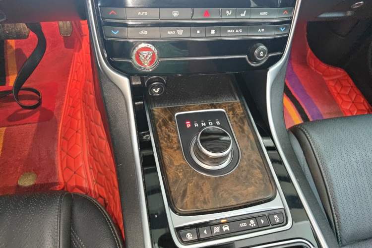 Used Jaguar XFL 2018 XFL 2.0T 250 PS Luxury Edition Gear Lever