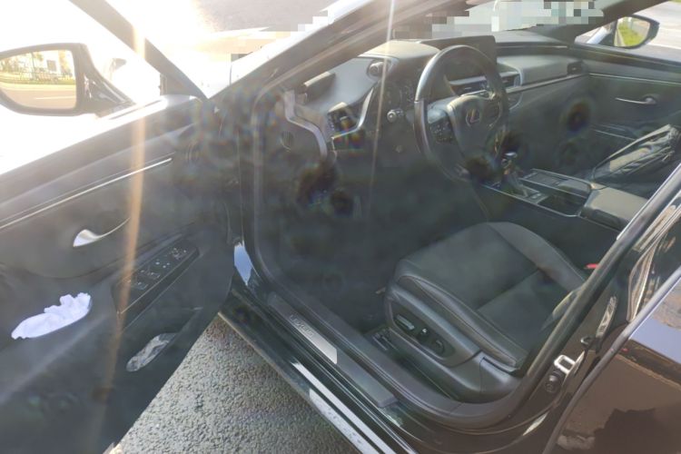 Used Lexus ES 2020 300h Deluxe Edition
