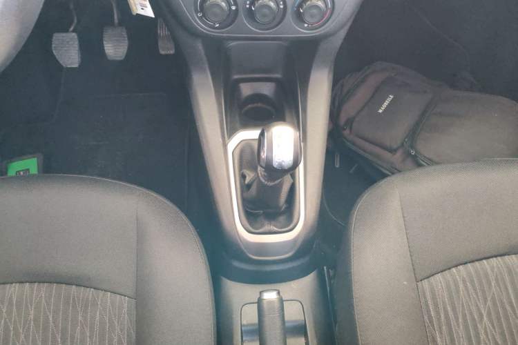 Used Citroen Elysee 2015 Zhishang Edition 1.6L Manual Fashion Model Gear Lever