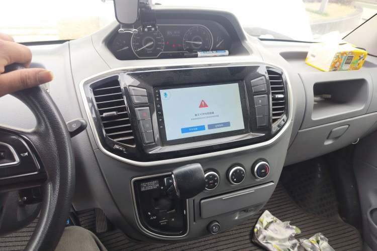 Used SAIC MAXUS Xintu V80 2020 2.5T AMT Classic City Distribution King Short Wheelbase Mid-Roof Design – 2/3 Seats Audio And AC Panel