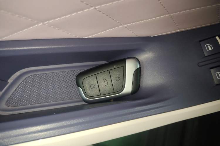 Used Chery Little Ant 2022 Revised Version Sweet Pink Edition Half-Sugar Version Lithium Iron Phosphate 30.7 kWh 30 kW 301 km