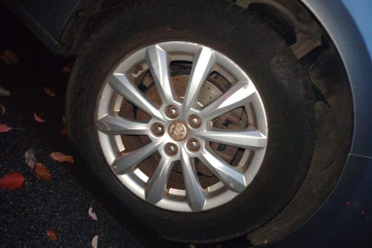 Used Buick GT 2010 GT 1.6L Manual Entry-Level Model Right Front Wheel Hub