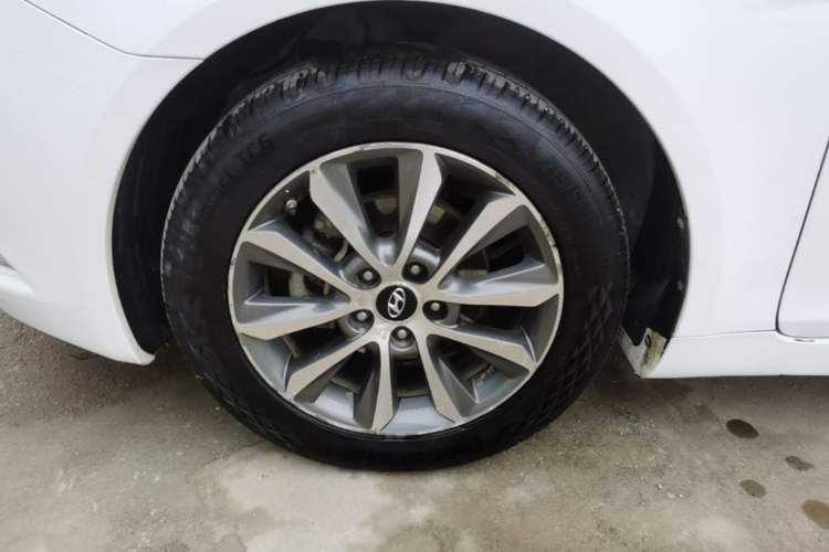 Used Hyundai Sonata 2015 Classic 2.0L Automatic Leading Edition Left Front Wheel Hub