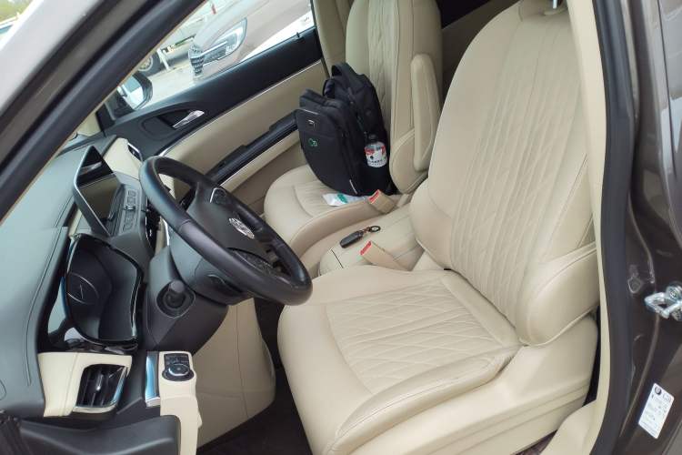 Used Buick GL8 2023 Facelifted Land Cruiser Executive Luxury Version Left Front Seat