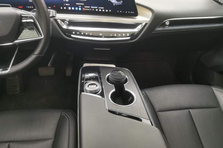 Used Cadillac LYRIQ 2022 Rear-Drive Long-Range Luxury Edition Gear Lever