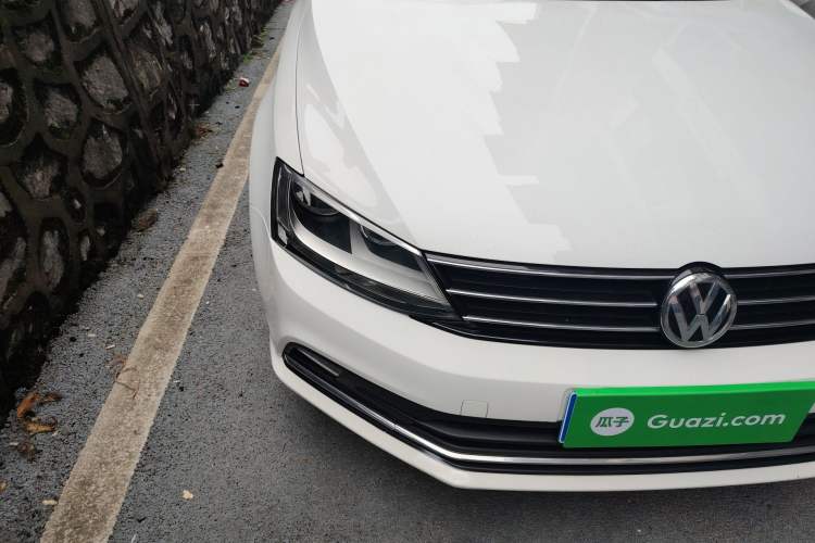 Used Volkswagen Sagitar 2015 1.6L Automatic Comfort Model Right Front Headlight