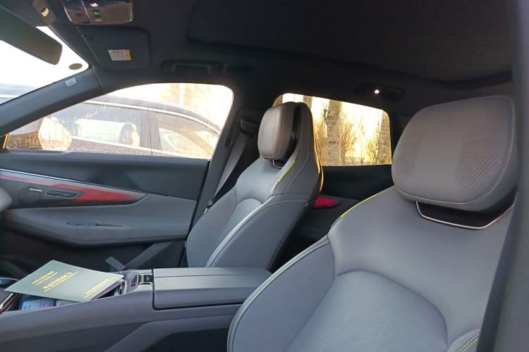 Used Lynk & Co 08 EM-P 2025 220 km All-Wheel-Drive Performance Halo
