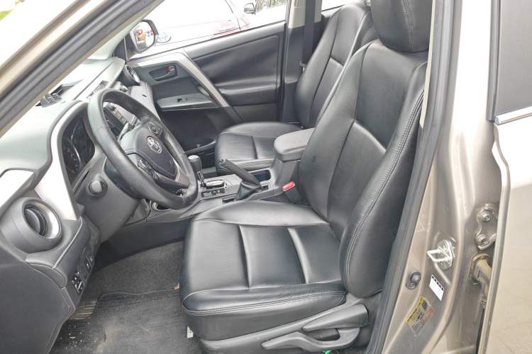 Used Toyota RAV4 2019 2.0L CVT Two-Wheel Drive Fashion X Limited Edition China VI Standard
