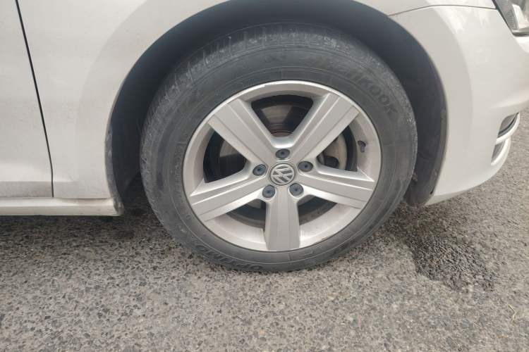 Used Volkswagen Golf 2016 230TSI Automatic Comfort Version Right Front Wheel Hub