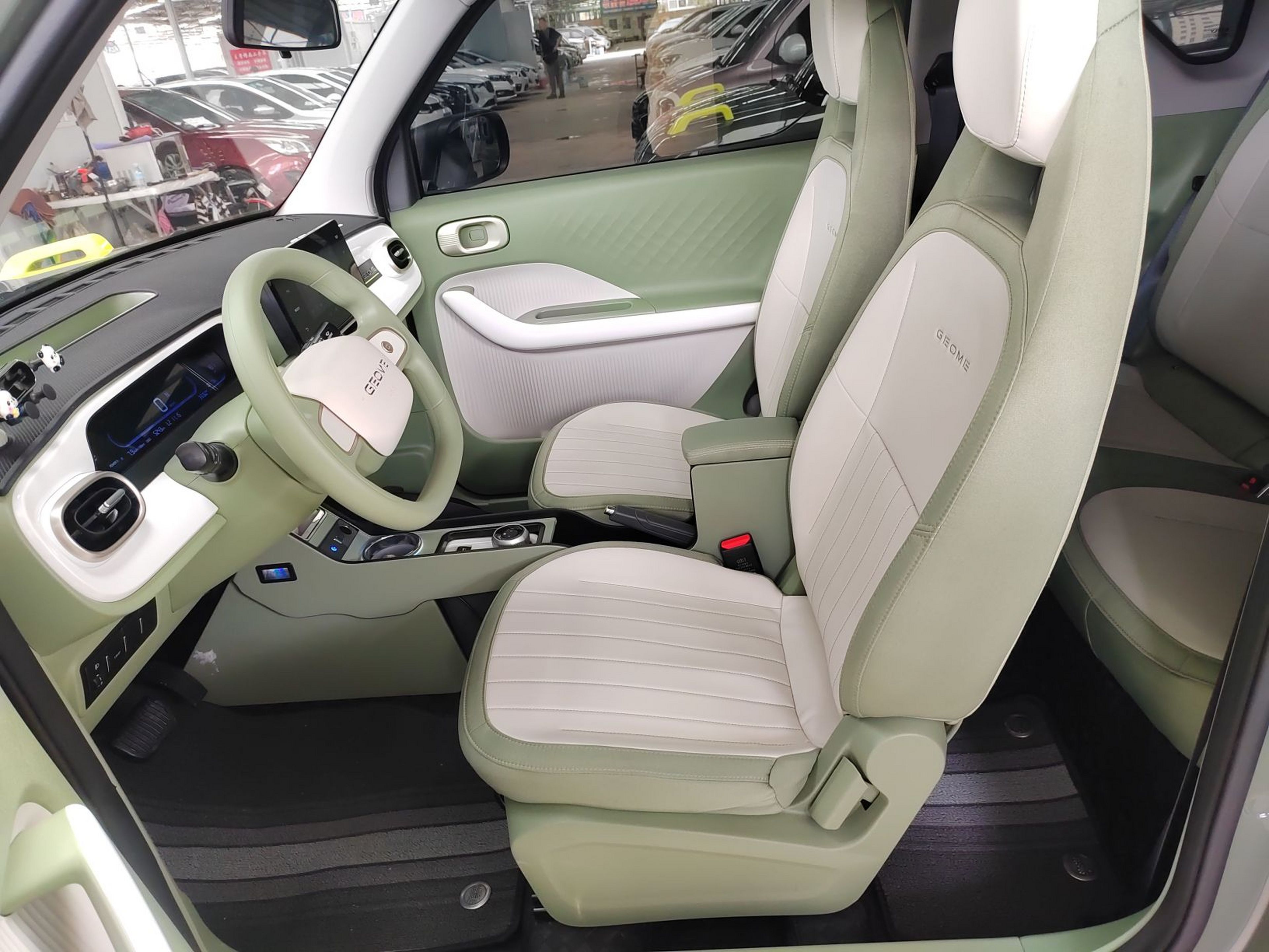 Переднее сиденье в автомобиле