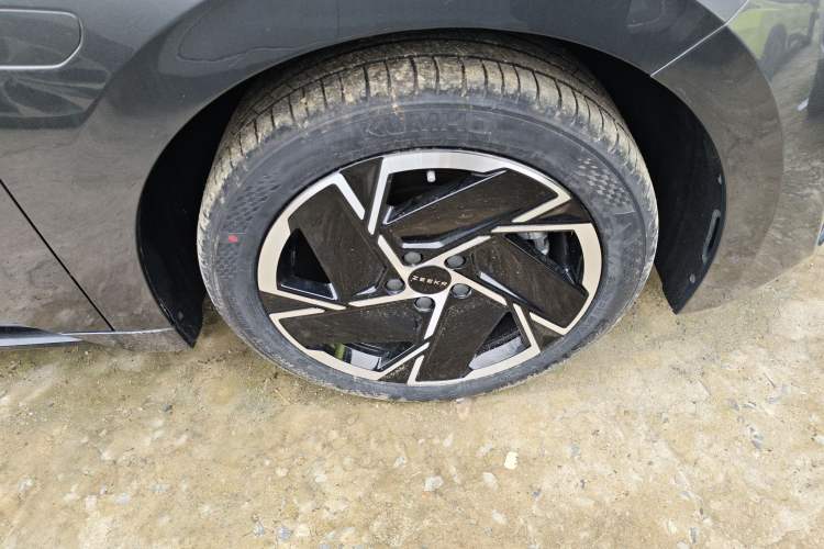 Used Lynk & Co 07 2024 EM-P 126 Long-Range Halo Right Front Wheel Hub