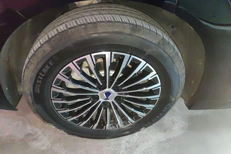 Used Denza D9 2024 DM-i 1050 Luxury Model Right Rear Wheel Hub