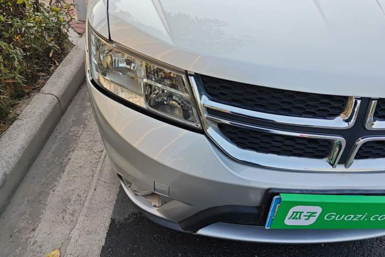 Used Dodge Journey 2013 2.4L Two-Wheel Drive Luxury Version Right Front Headlight