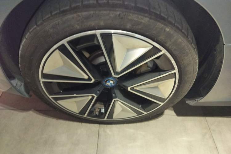 Used BMW i3 2023 eDrive 40 L Midnight Sports Package Left Front Wheel Hub