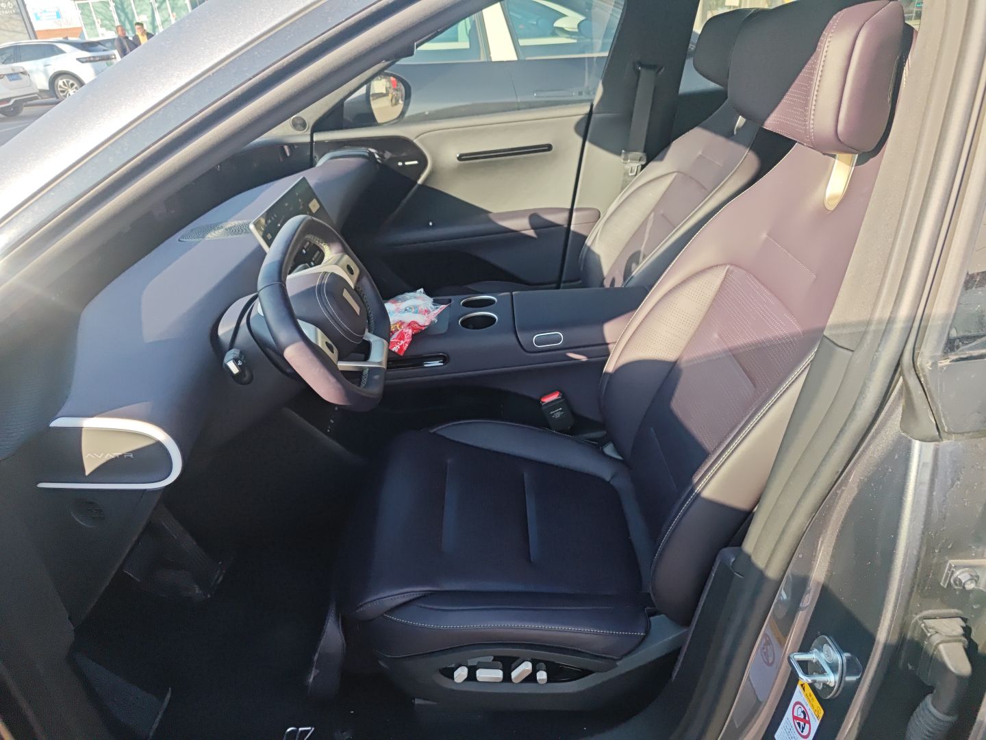 المقاعد الأمامية داخل السيارة