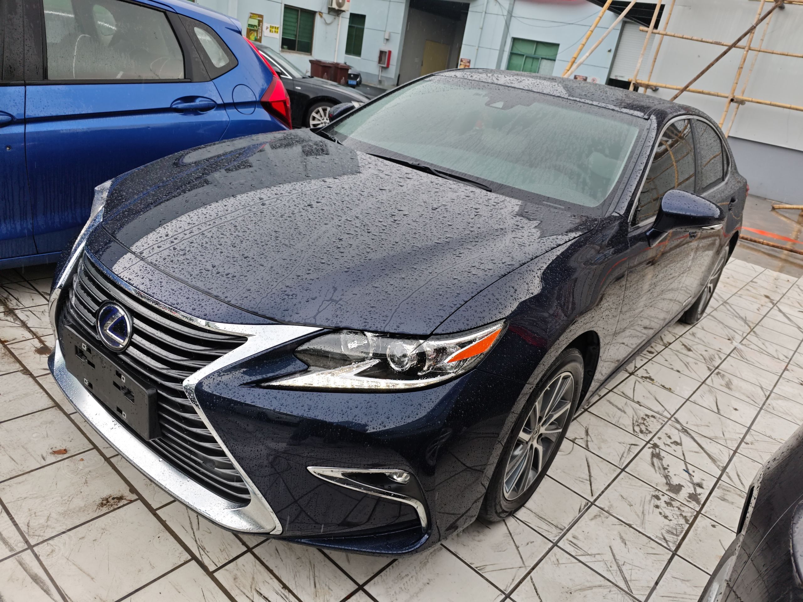 تحت مقدمة السيارة