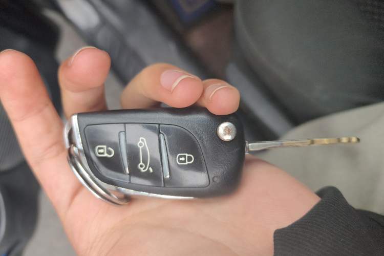 Used Kia Carens 2011 2.0L 7-Seater Automatic Standard Edition