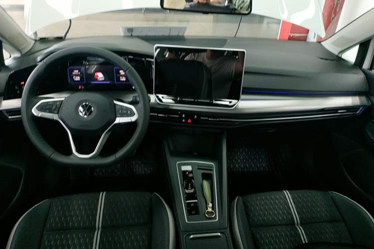 Used Volkswagen Golf 2025 Facelifted 300TSI Pro Center Console