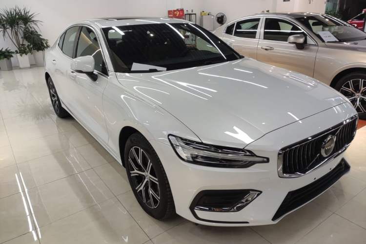 Used Volvo S60 2025 B4 Zhiyi Luxury Edition Front Right 45 Deg