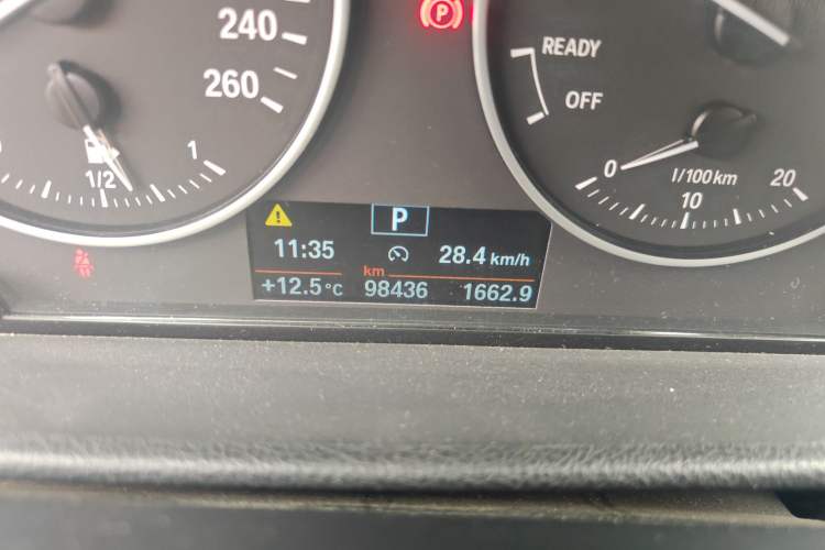 Used BMW 1 Series 2017 118i Design Package Model Odometer Close Up