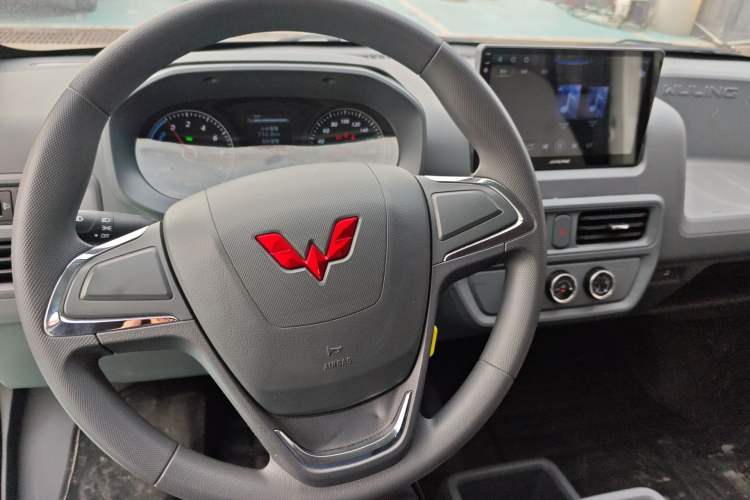 Used Wuling Yangguang 2024 300km Comfort-Grade Passenger Van 60kW