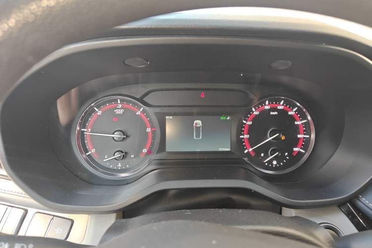 Used SAIC MAXUS Xintu V70 2023 2.0T Elite Edition Manual Transmission Short Wheelbase Low Roof 5/6 Seats (125 hp)