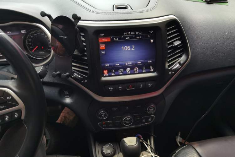 Used Jeep Cherokee 2014 2.4L Elite Edition Audio And AC Panel