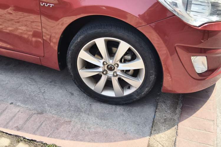 Used Hyundai Verna (older generation) 2011 Hatchback 1.4L Automatic Luxury GLS Model Right Front Wheel Hub