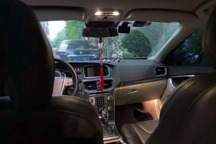 Used Volvo V40 2015 1.6T Zhiyi Edition
