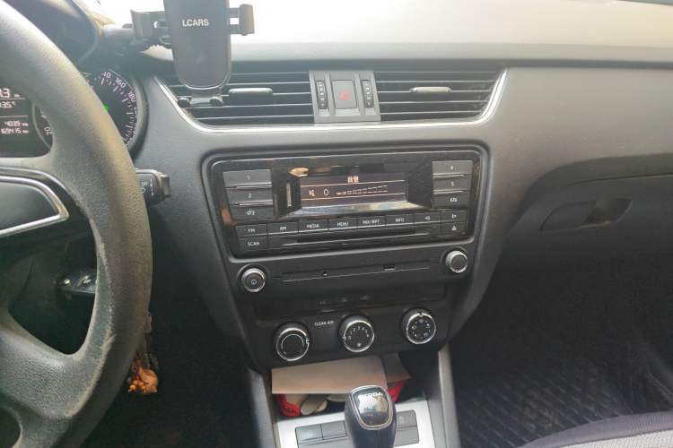 Used Skoda Octavia 2016 1.6L Automatic Chuanxing Edition Audio And AC Panel