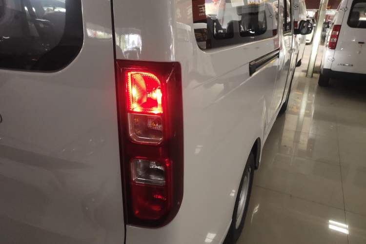 Used Wuling Yangguang 2024 300km Comfort-Grade Passenger Van 60kW Right Rear Taillight