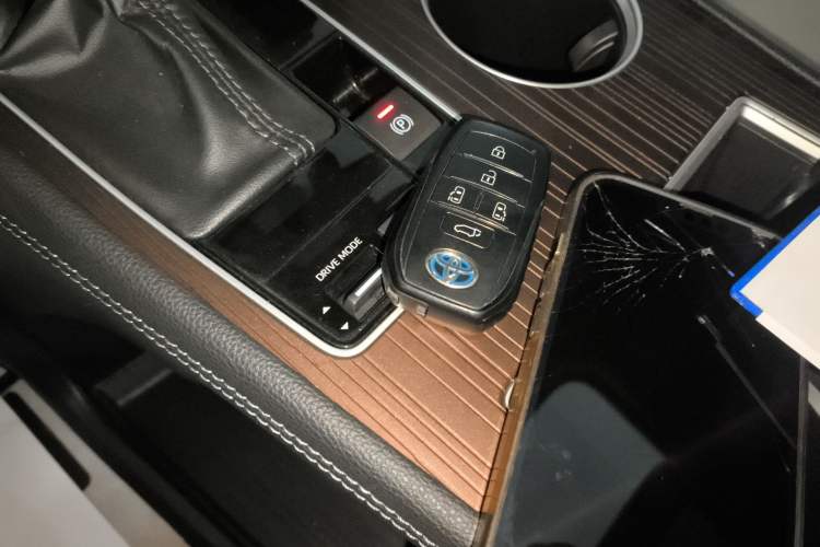 Used Toyota SIENNA 2023 2.5L Hybrid Luxury Edition Vehicle Key