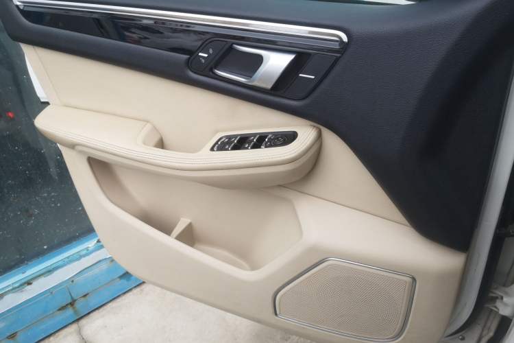 Used Zotye Domy X5 2017 Upgraded Model 1.5T Manual Luxury Version Left Front Door Interior