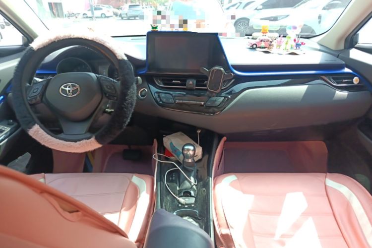 Used Toyota C-HR 2018 2.0L Leading with Sunroof China VI Standard Center Console