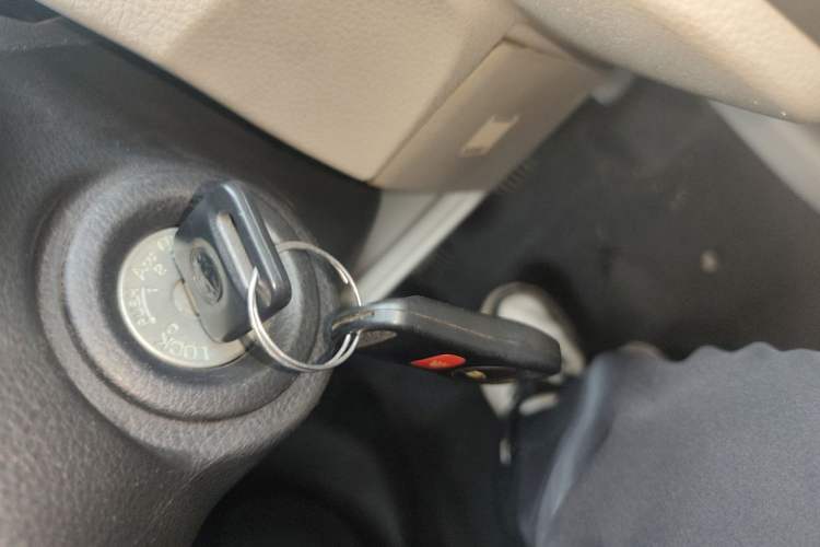 Used Venucia R50 2015 1.6L Manual Fashion Edition
