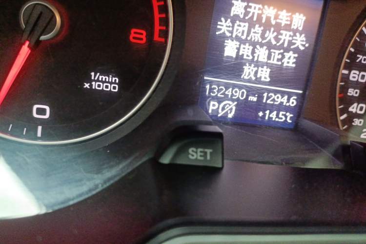 Used Audi A4L 2013 35 TFSI Automatic Standard Model Odometer Close Up