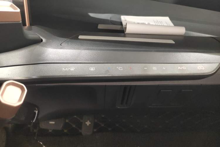 Used Baojun E200 2020 305KM Smart Drive Version Audio And AC Panel