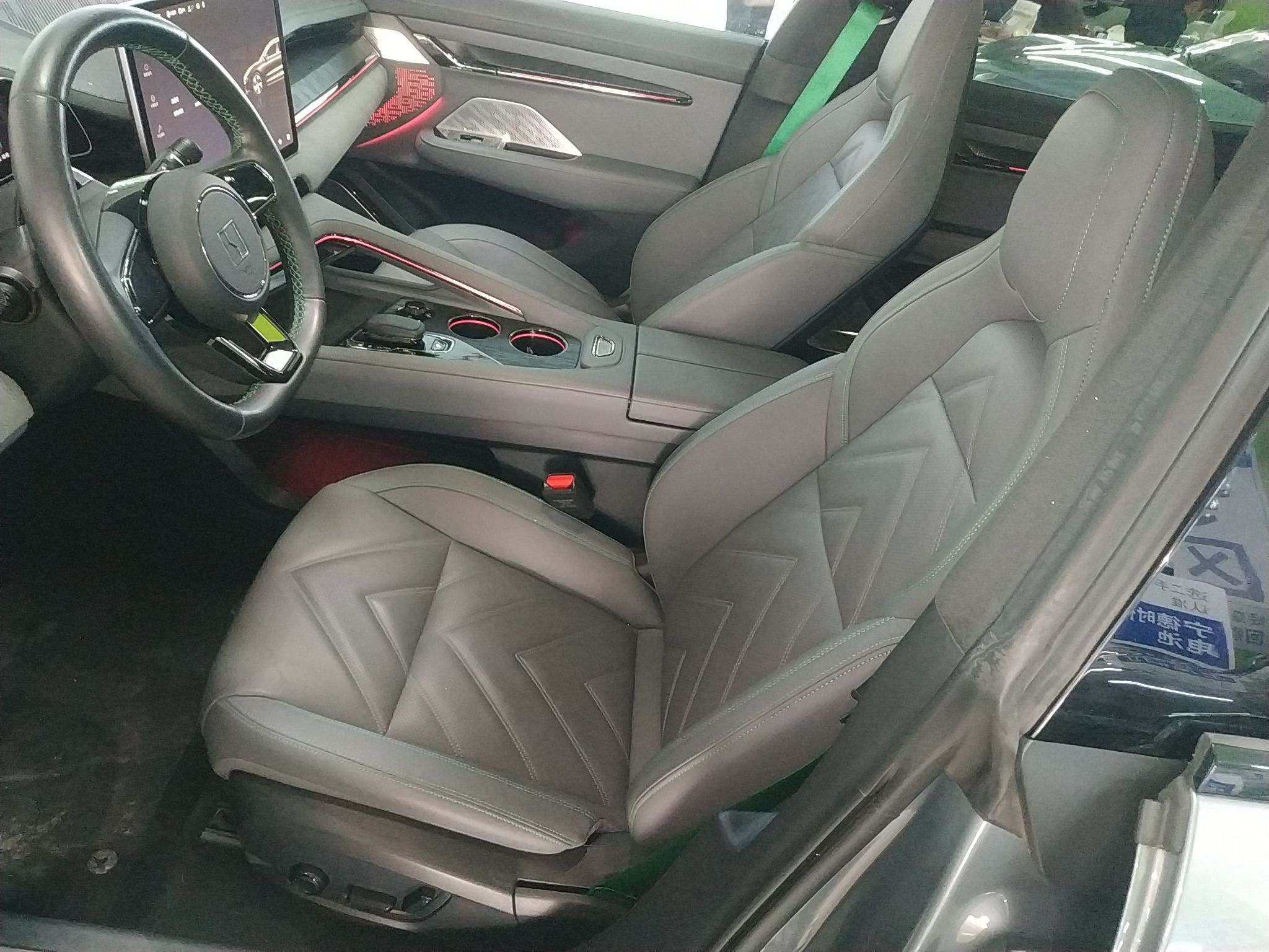 Переднее сиденье в автомобиле