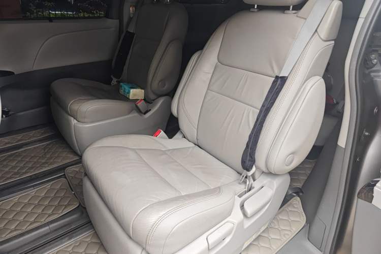 Used Toyota SIENNA 
