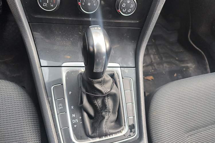 Used Volkswagen Golf 2018 230TSI Automatic Comfort Model Gear Lever
