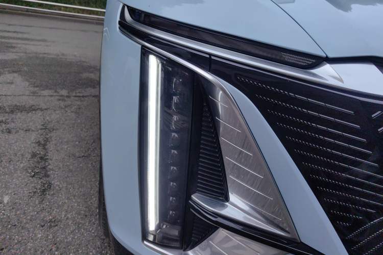 Used Cadillac LYRIQ 2022 Four-Wheel-Drive High-Performance Deluxe Edition Right Front Headlight