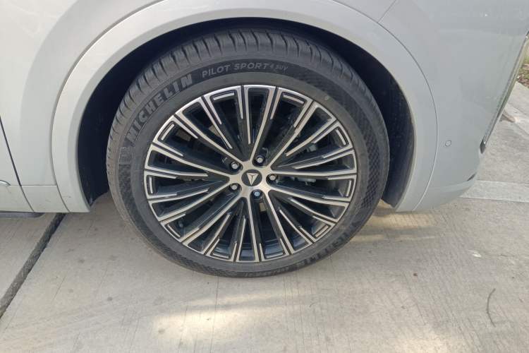 Used Deepal S09 2025 Model Four-Wheel Drive Ultra+ Customized Long-Range Version Right Front Wheel Hub