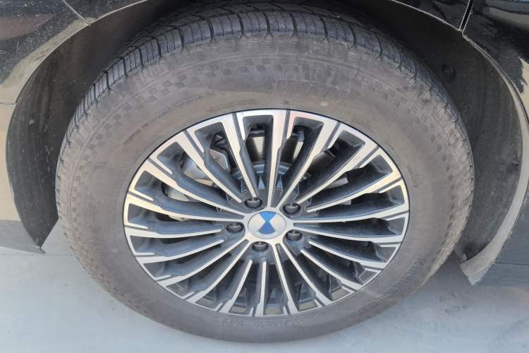 Used Denza D9 2022 DM-i 970 Four-Wheel Drive Prestige Model Right Rear Wheel Hub